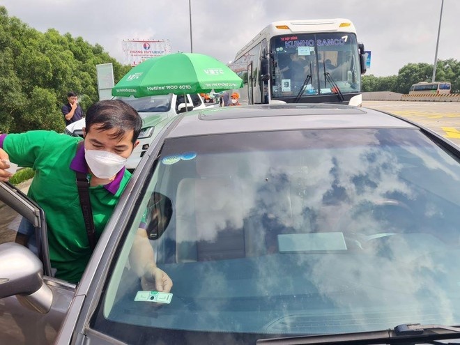 Nhieu lai xe 'to' tai khoan thu phi khong dung bi VETC tru tien 2 lan hinh anh