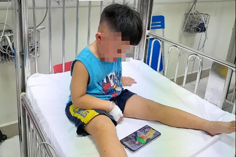 Benh vien thong tin suc khoe be 3 tuoi nghi bi cho vao tu cap dong hinh anh