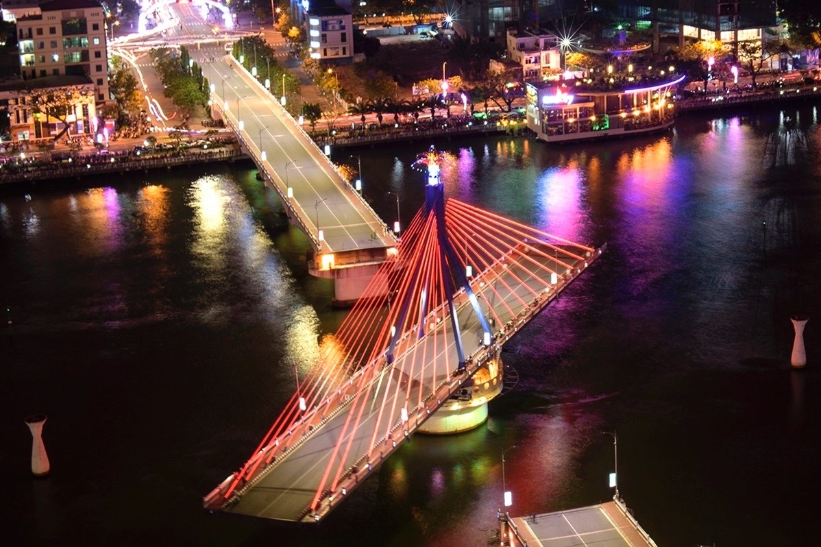 Da Nang cam xe co qua cau quay song Han 15 ngay hinh anh
