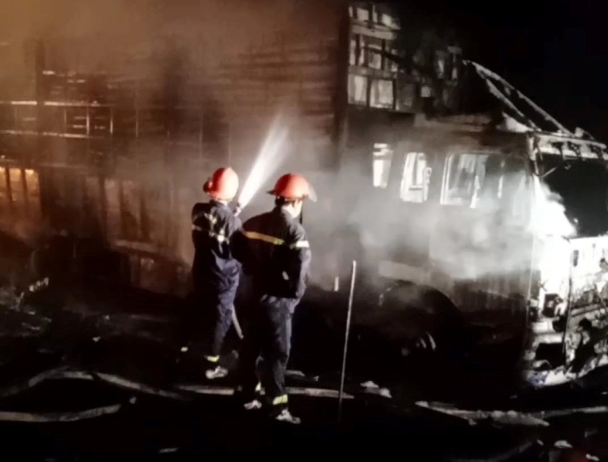 Xe tai cho 10 tan go boc chay tro khung hinh anh