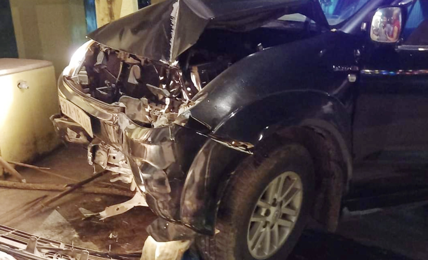 Xe ban tai dam thang nha dan, nhieu nguoi bo chay thoat than hinh anh