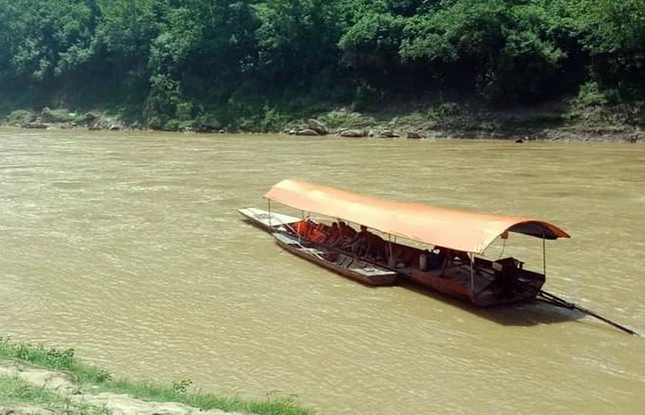 Tim thay toan bo 5 thi the vu lat thuyen tren song o Lao Cai hinh anh