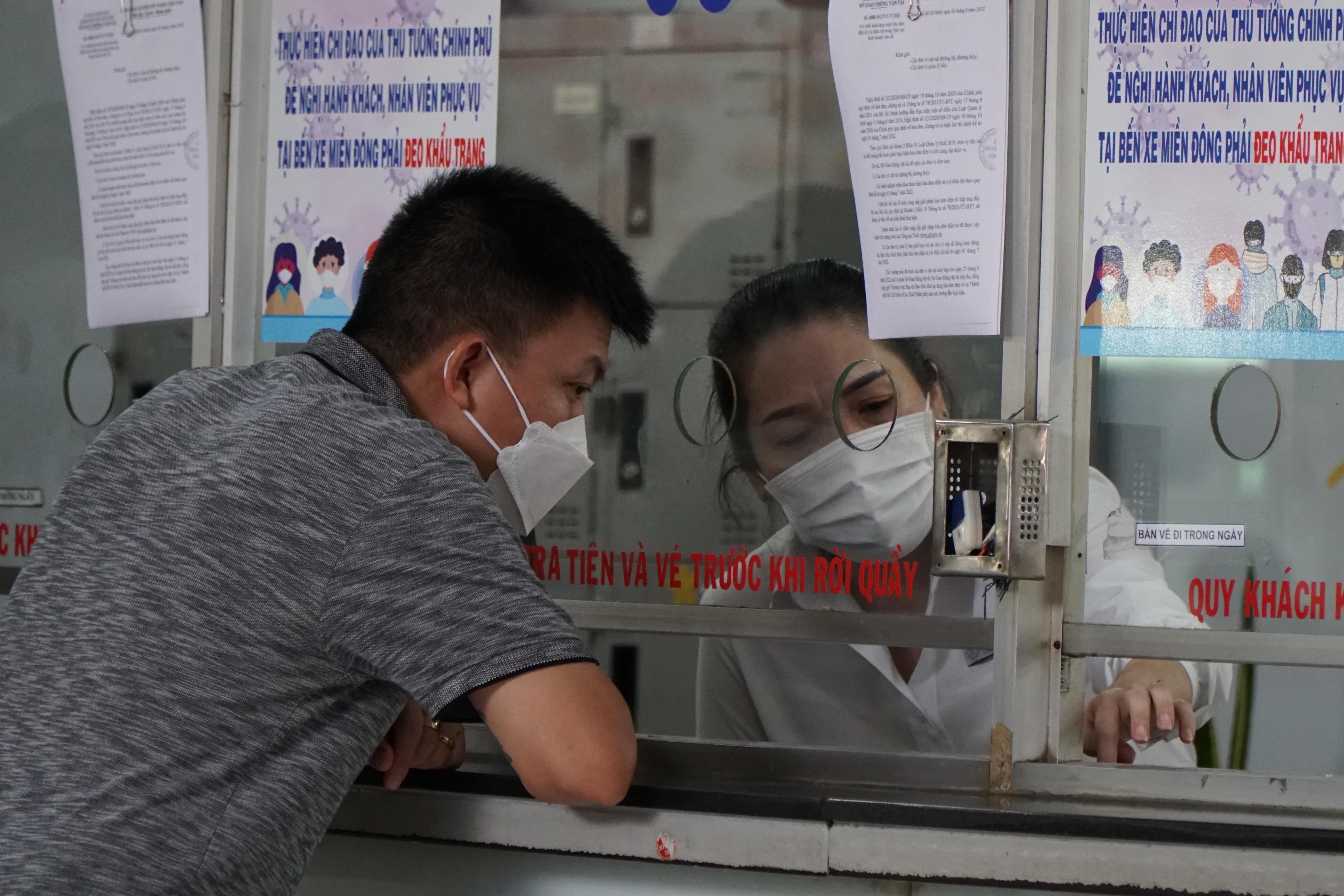 Nhieu nguoi toi Ben xe Mien Dong phai quay ve vi khong mua duoc ve hinh anh