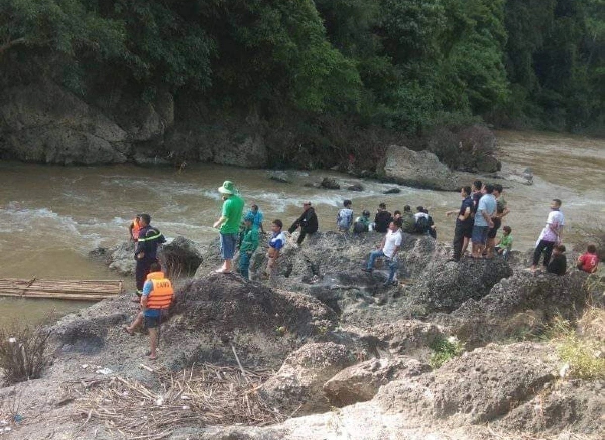 Truot chan nga xuong suoi khi dang chup anh, 2 be gai bi nuoc cuon mat hinh anh