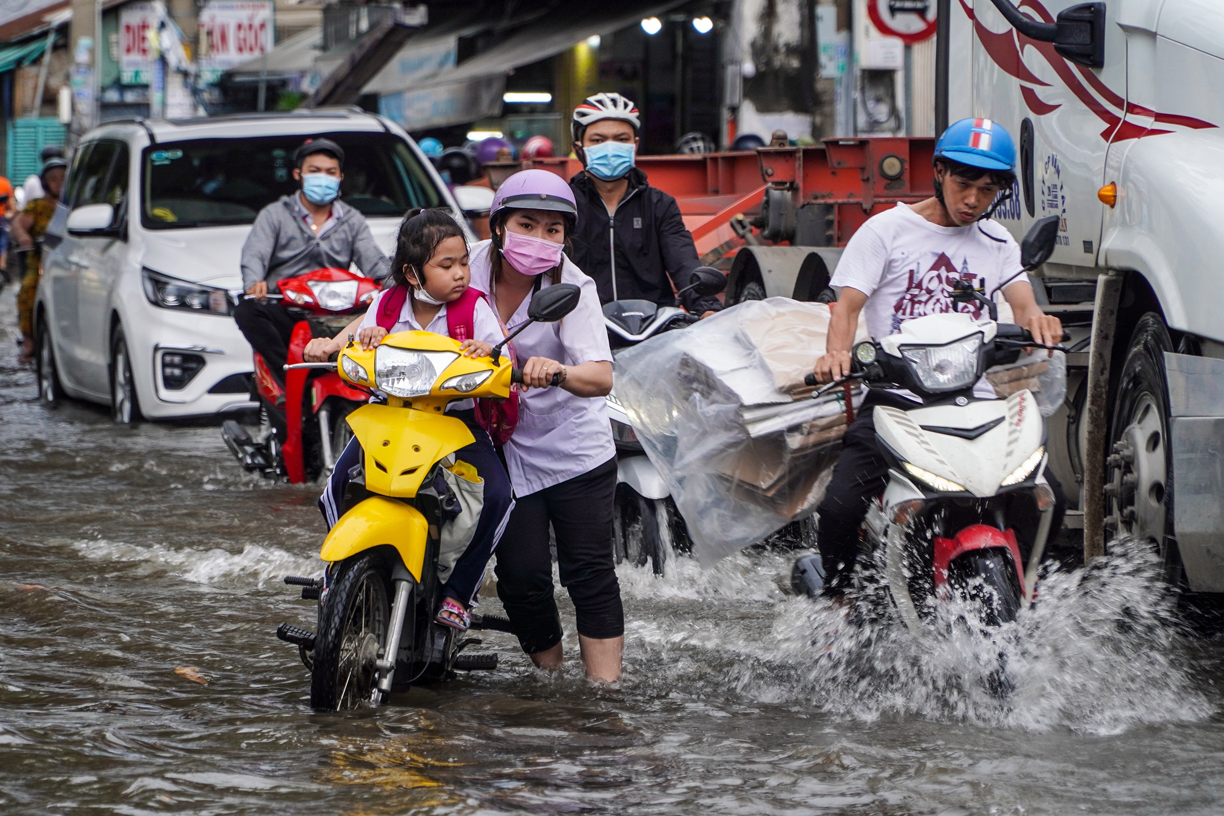 Trieu cuong gay ngap nhieu tuyen duong o TP.HCM hinh anh