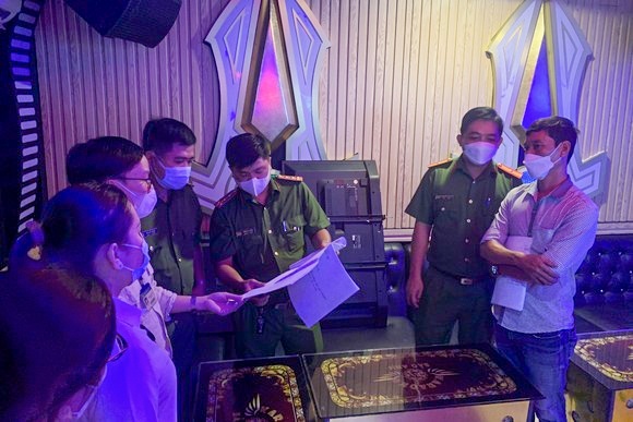 Cong an TP.HCM: Nhieu quan karaoke lach luat, ngat thiet bi bao chay hinh anh