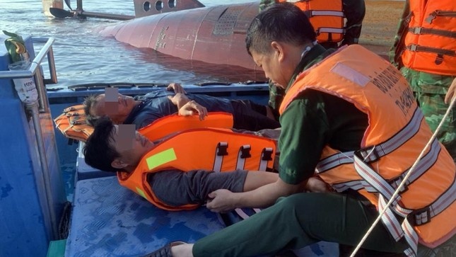 Lan tim thuyen vien mat tich sau vu dam tau cho 1.000 tan tro than hinh anh