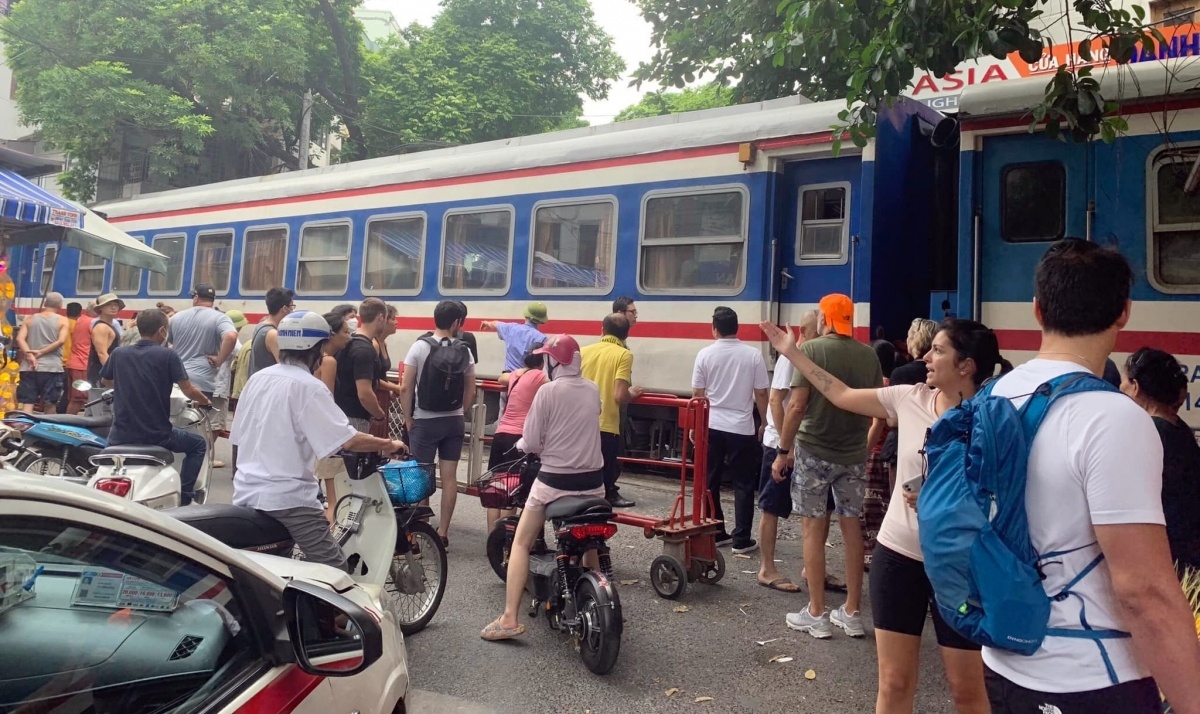 Co lach vao chup anh, nguoi dan ong bi tau hat vang vao tuong hinh anh