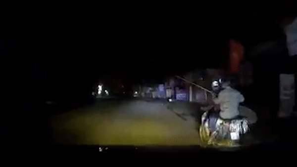 Oto dam nga nguoi di xe may do nghi ngo trom cho hinh anh