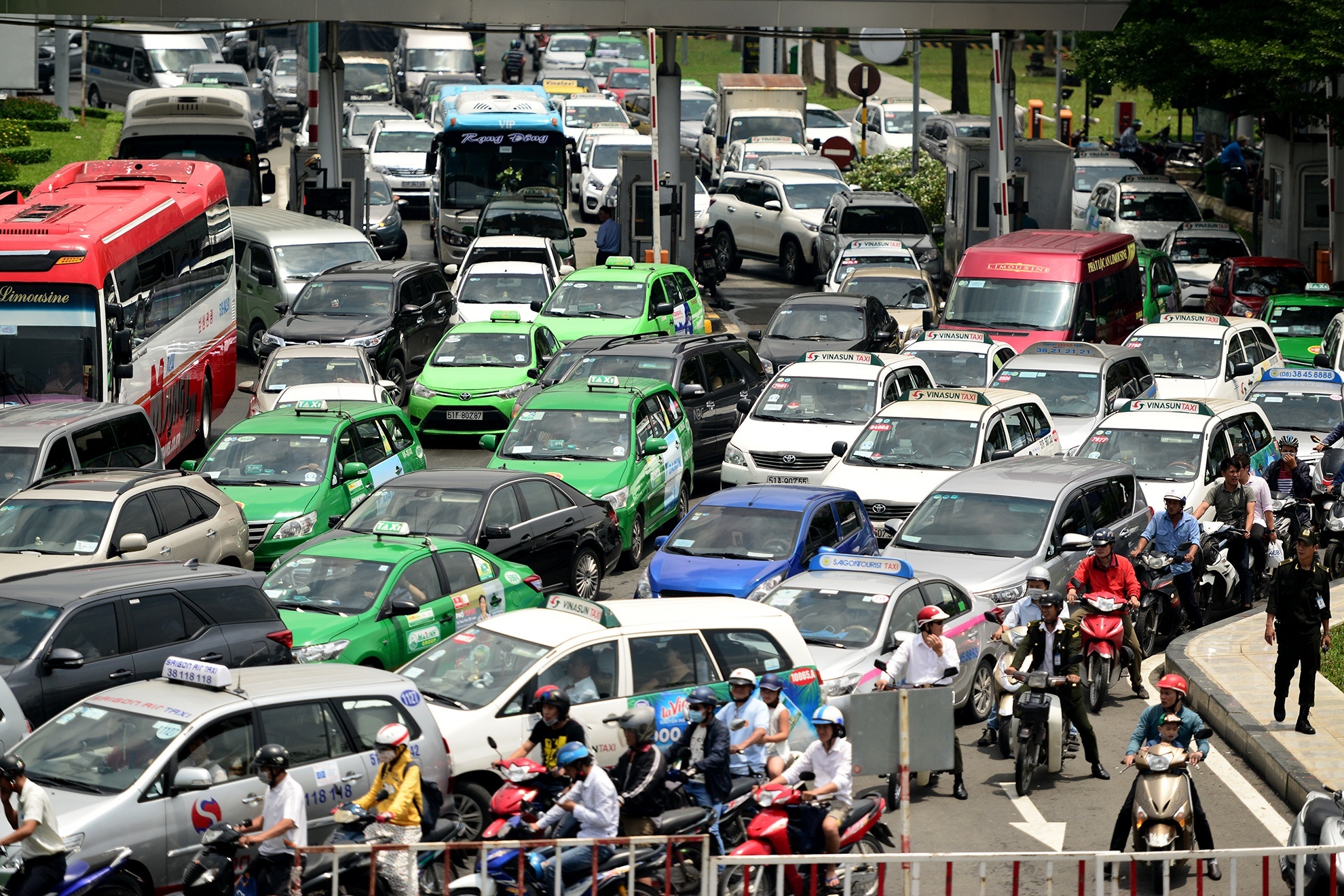 'Bi kip' bat taxi nhanh o Tan Son Nhat gio cao diem hinh anh