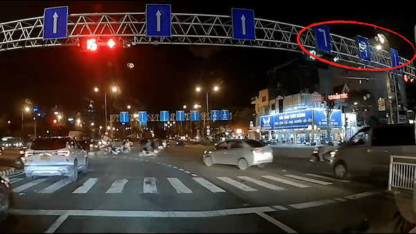 Bien bao 'trai chieu', nhieu oto di nham lan o TP.HCM hinh anh