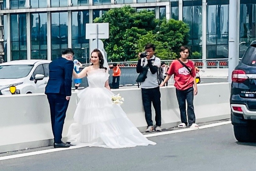 Than nhien chup anh cuoi giua cau Thu Thiem 2 hinh anh