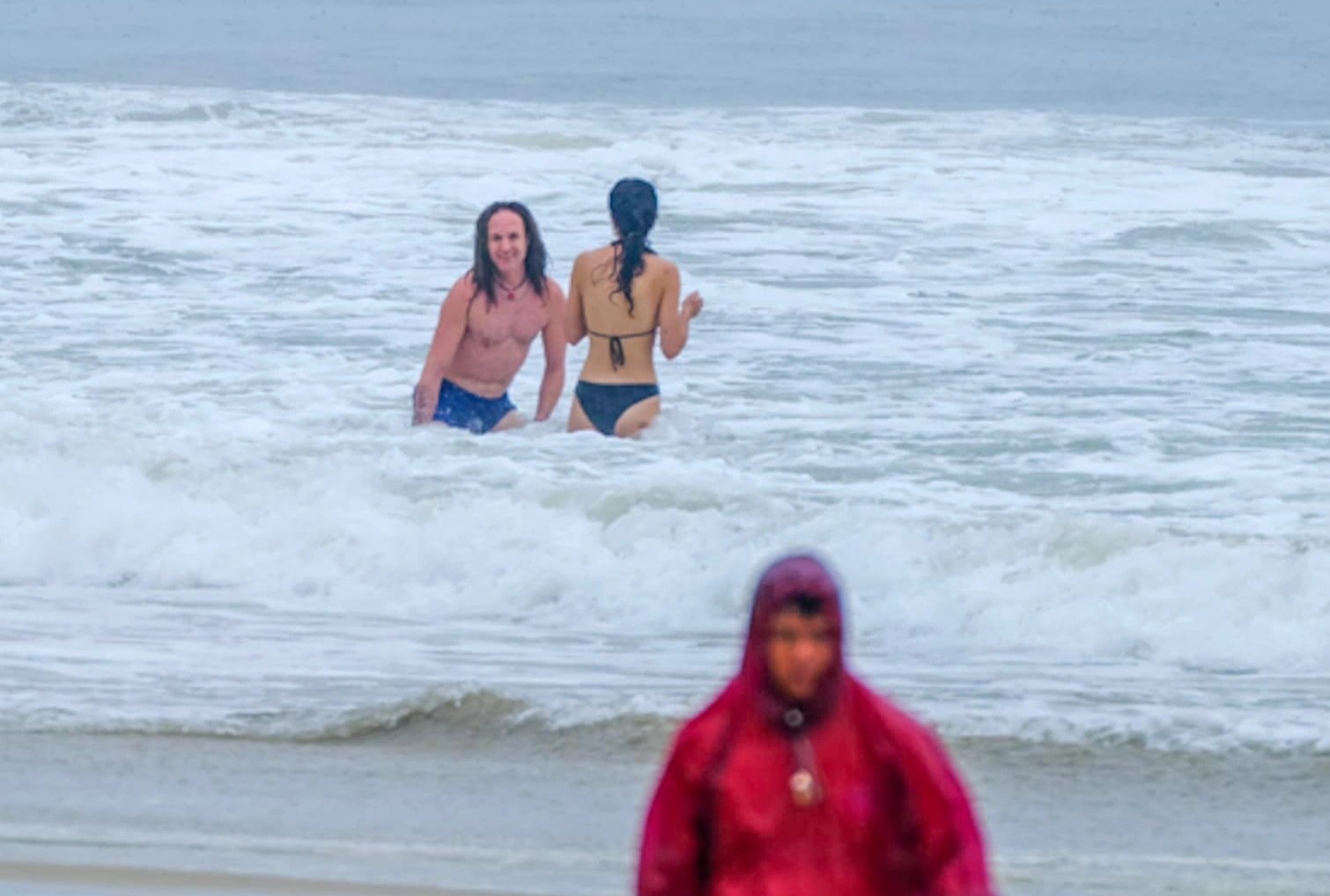 Ly do nguoi nuoc ngoai tam bien, luot song o Da Nang truoc bao Noru hinh anh