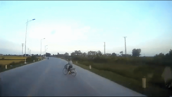 Sang duong bat can, nguoi dan ong bi xe tai tong vang xa hang chuc met hinh anh