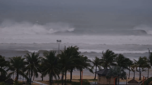 Gio giat, song bien cao qua dau nguoi truoc khi bao Noru do bo hinh anh