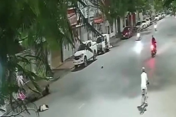 Dung cho sang duong, nguoi phu nu bi xe may tong tu vong hinh anh