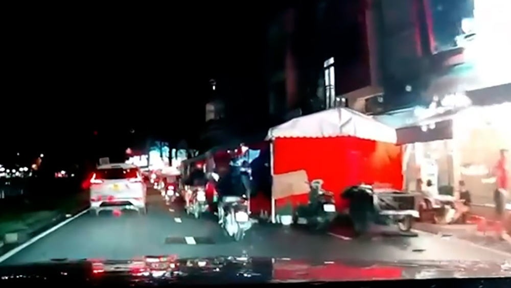 Nguoi dan dung rap chiem nua mat duong 3 lan o TP.HCM hinh anh