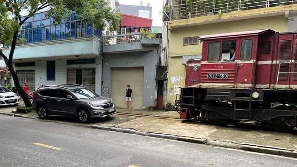 Tau ket giua khu dan cu vi oto do sat duong ray hinh anh