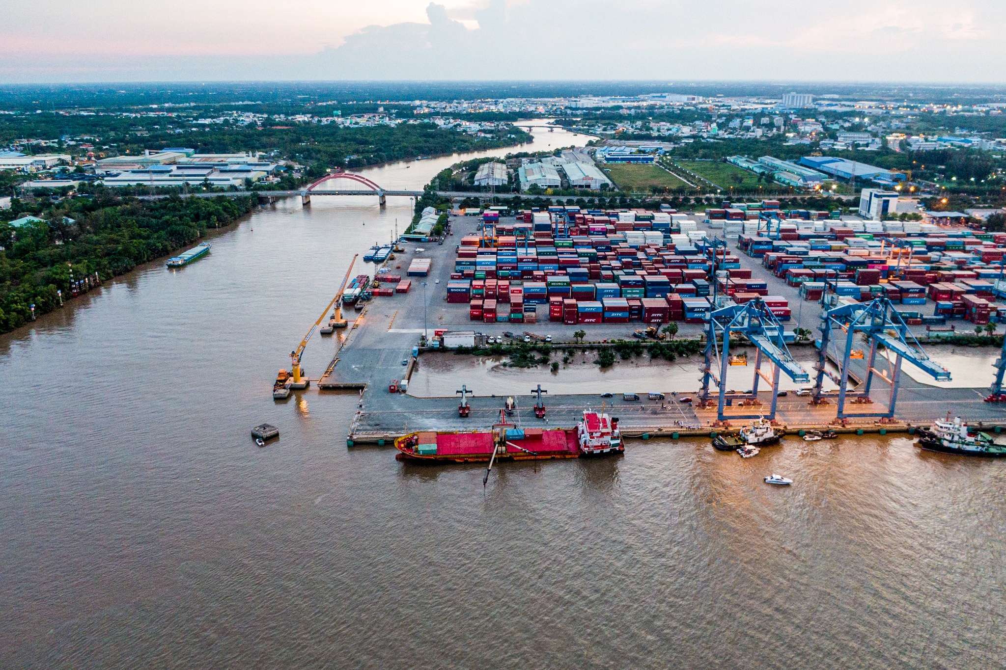 TP.HCM cung 4 tinh phoi hop trien khai tuyen duong vanh dai 200 km hinh anh