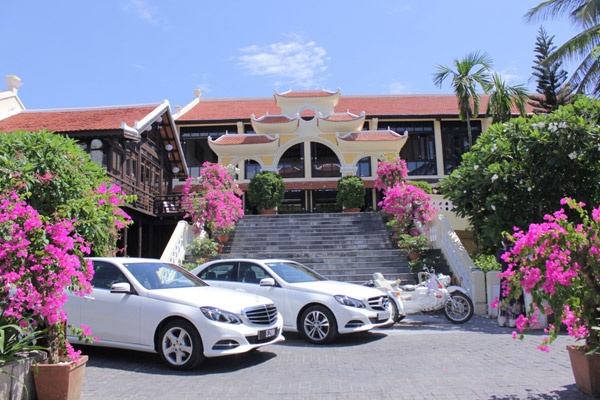 Mercedes giao lo xe E-Class cho resort Victoria Hoi An hinh anh