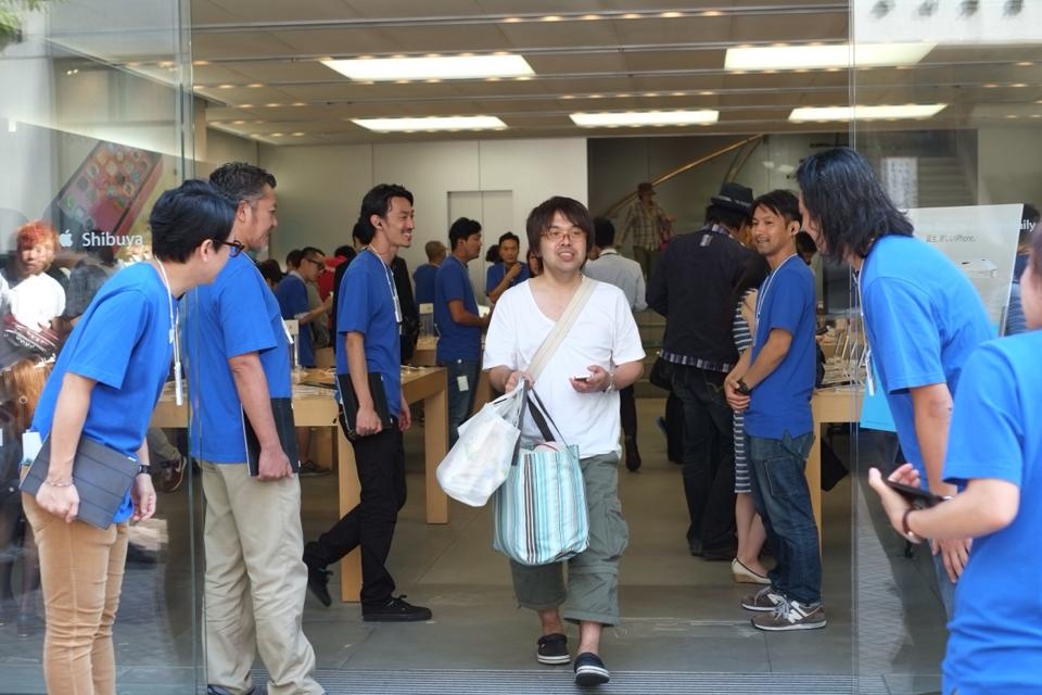 Xep hang tu sang som mua iPhone 5S va 5C tai Nhat Ban hinh anh