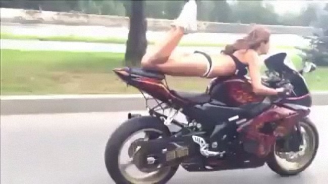 'Nu quai xe' an mac mat me, bieu dien mo to giua pho hinh anh