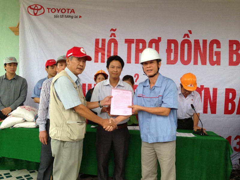 Toyota cuu tro dong bao vung bao lut hinh anh