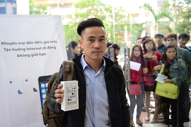 Nhung nguoi dau tien so huu iPhone 5S chinh hang tai VN hinh anh