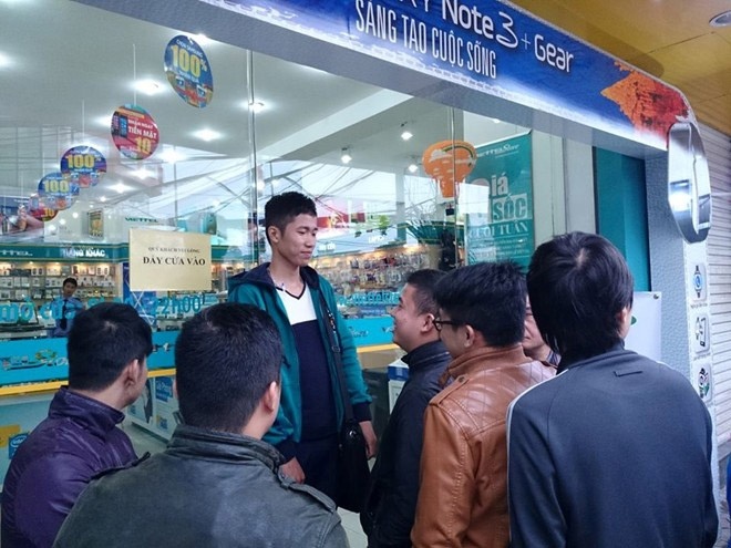 Clip xep hang tu 4h30 sang cho mua iPhone 5S chinh hang hinh anh