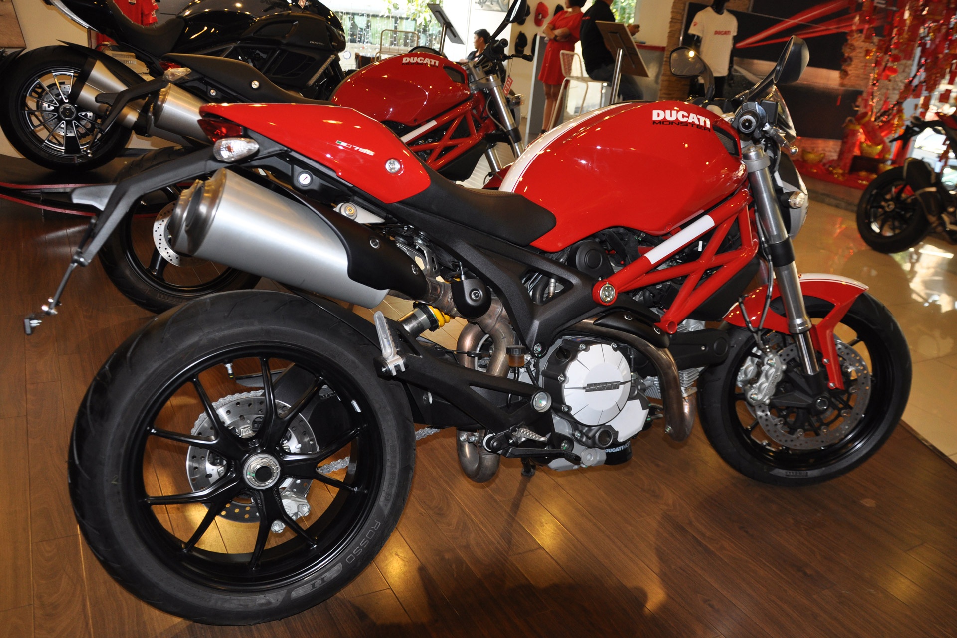 Anh chi tiet Ducati Monster 796 chinh hang gia 400 trieu hinh anh