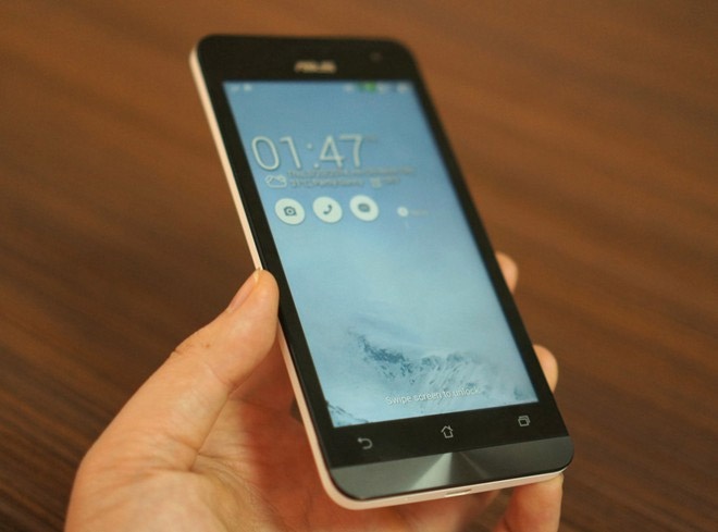 Nen mua Zenfone 5 hay HTC 8X hinh anh