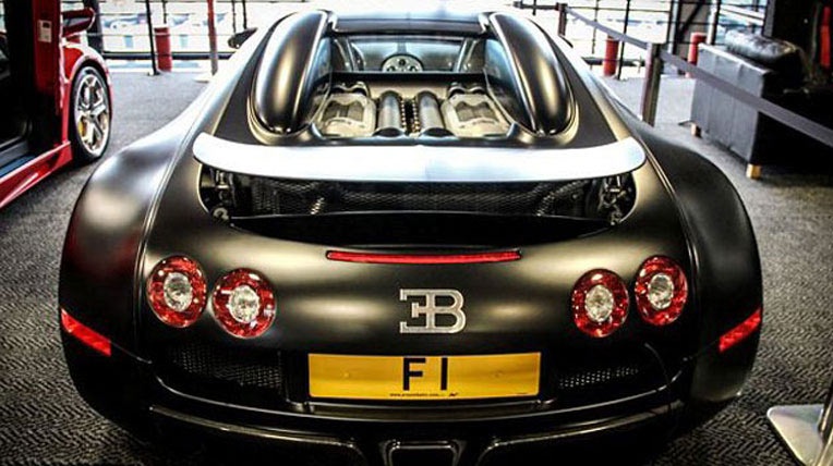 Biển số F1 được gắn trên siêu xe Bugatti Veyron.