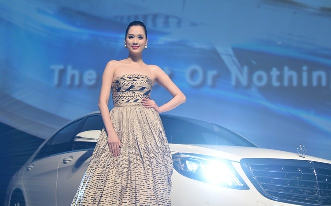 Mercedes ram ro khoe xe sang tai Ha Noi hinh anh