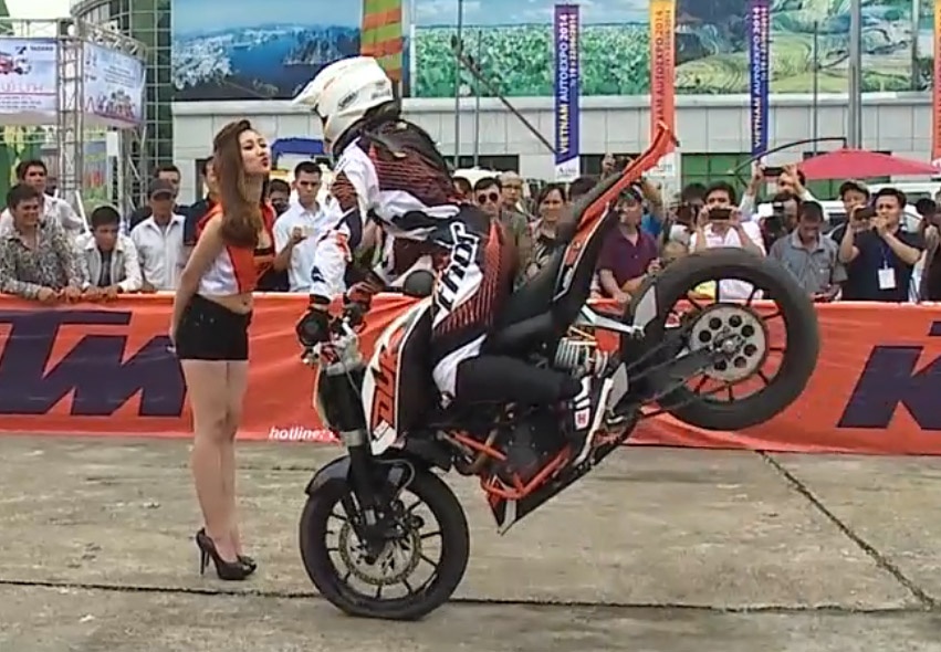 Tay lai Malaysia tro tai boc duoi mo to, hon nguoi dep o HN hinh anh