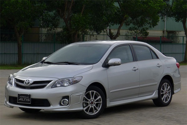 Mua Toyota Altis duoc bao hiem mien phi mot nam hinh anh