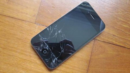 Man hinh iPhone 5 chuyen mau hong sau khi bi roi vo hinh anh
