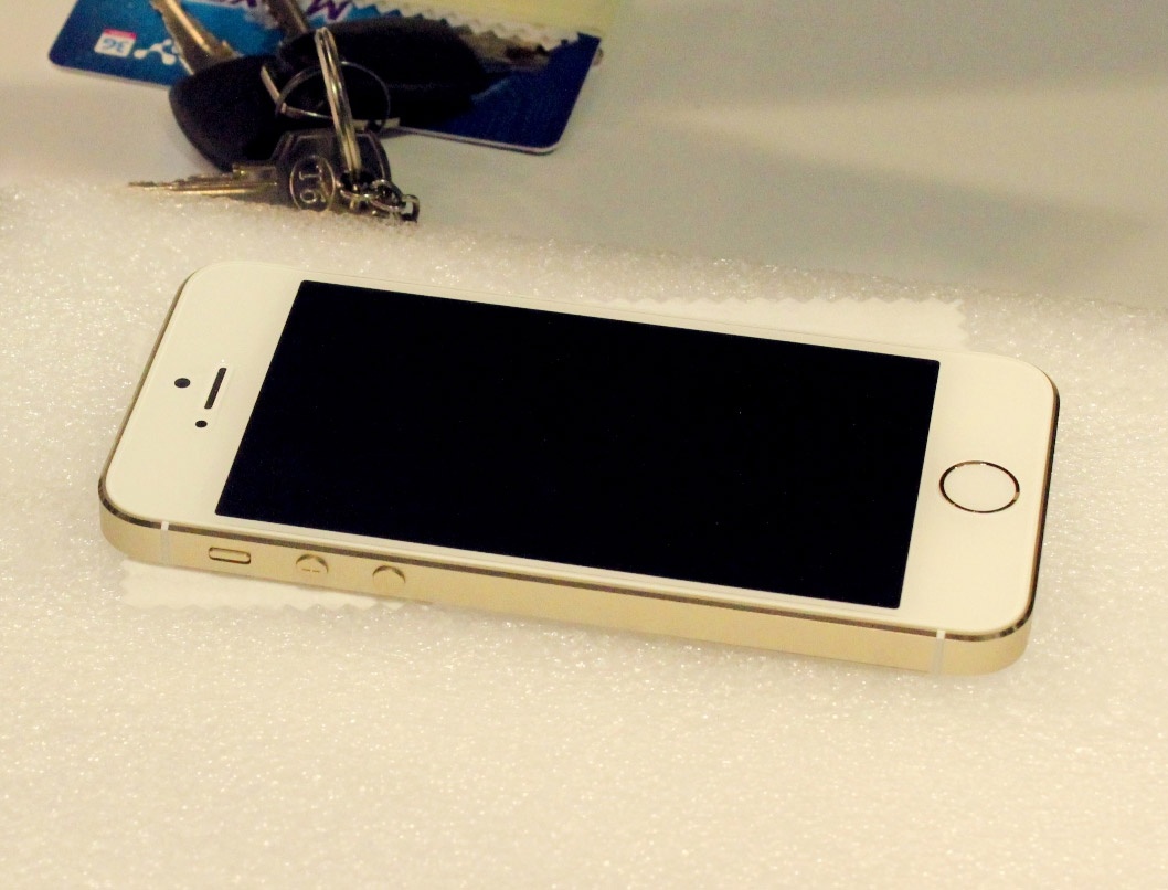 Mua iPhone 5S duoc doi iPhone 6 voi gia mot nua hinh anh