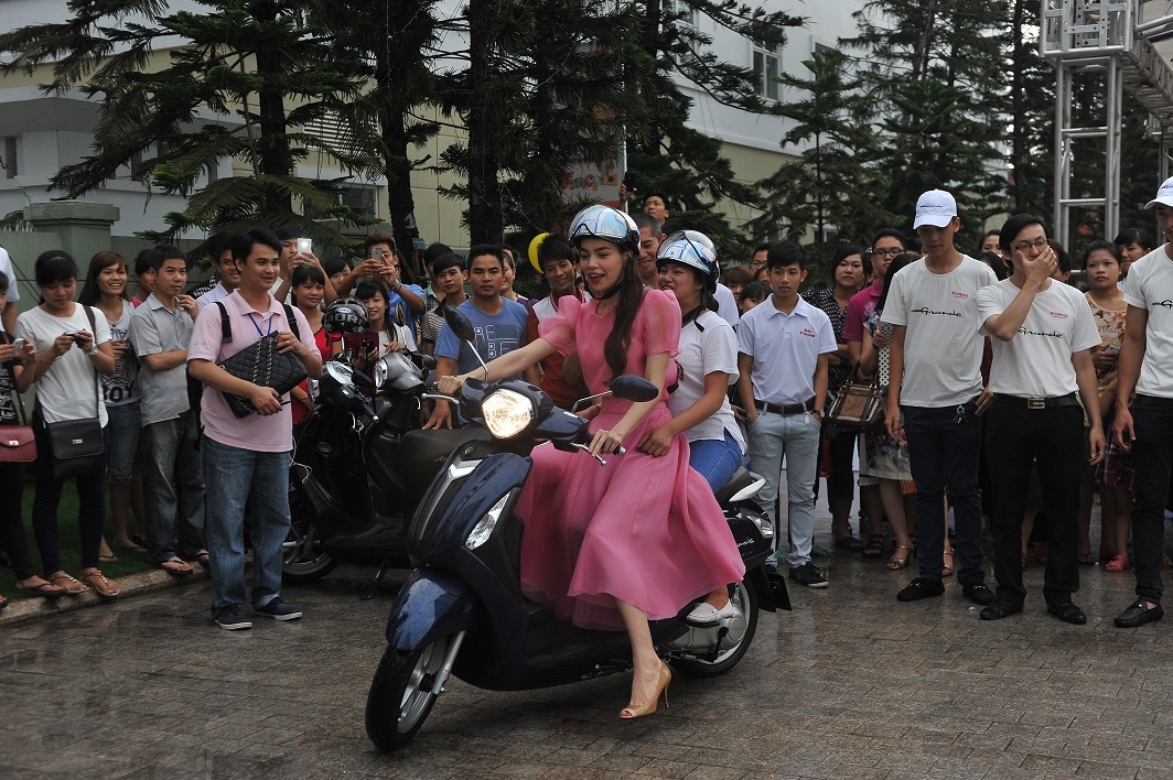 Ho Ngoc Ha chay thu xe ga moi cua Yamaha tai Ha Noi hinh anh