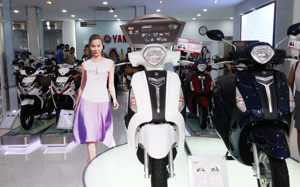 Yamaha Town Hà Nội trưng bày và bán cả các sản phẩm chính hãng và nhập khẩu.