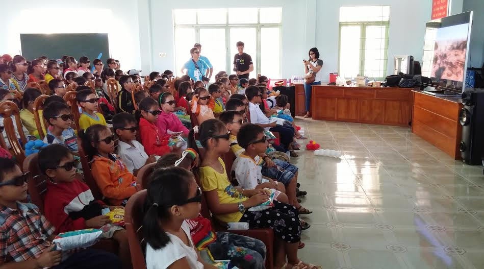 LG to chuc chieu phim mien phi cho tre em hinh anh