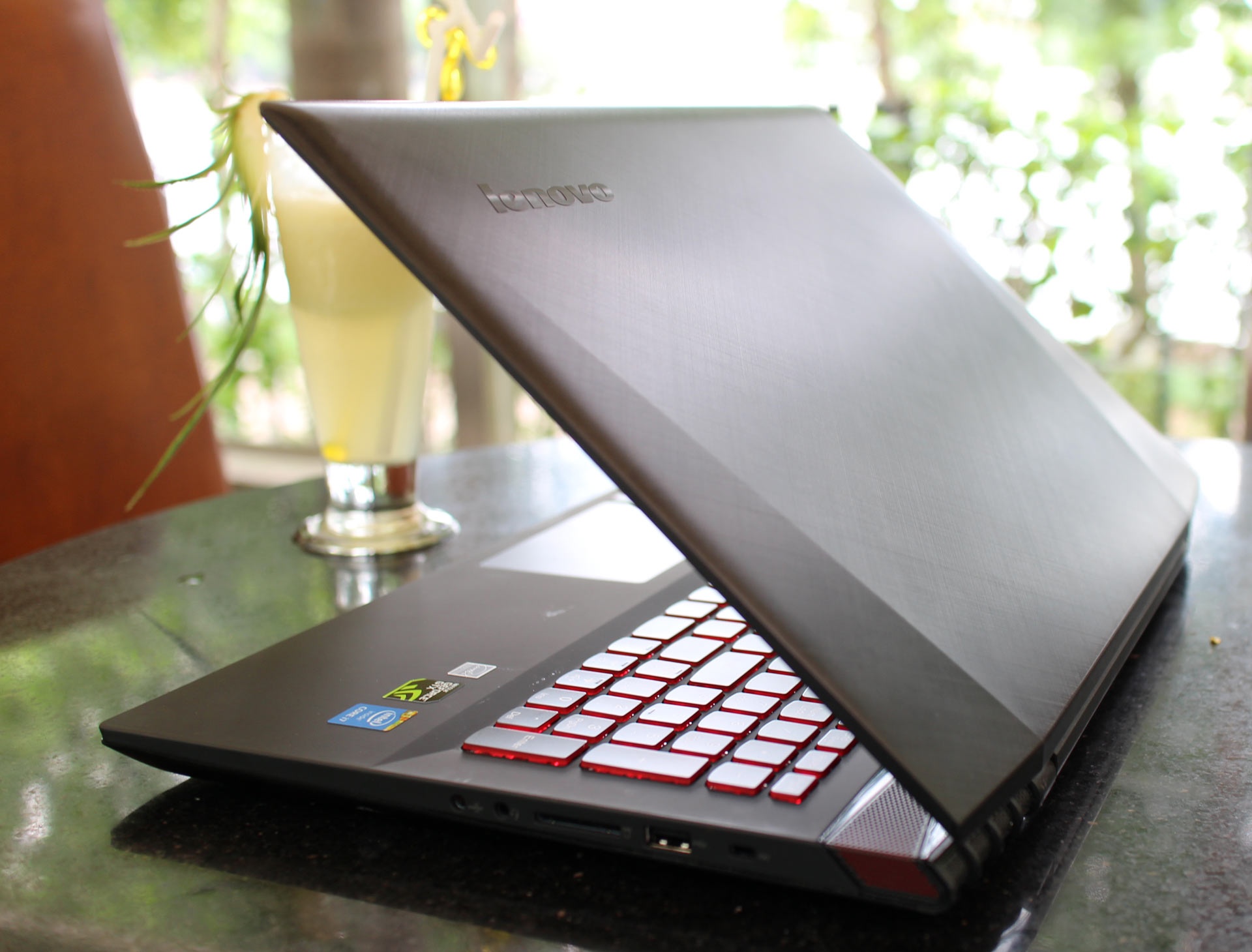 Lenovo Y50 - laptop chuyen phuc vu game thu hinh anh