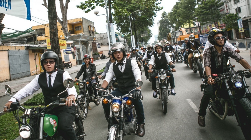 Hang tram quy ong cuoi mo to tren duong pho Sai Gon hinh anh