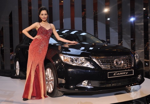 Vi sao Toyota dinh gia Altis 2.0 sat Camry 2.0? hinh anh