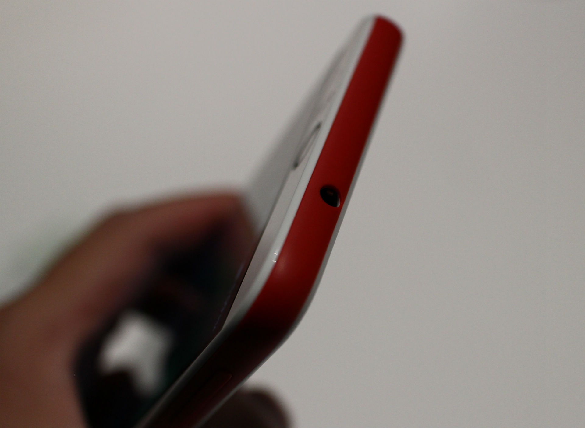 Trên đỉnh máy là giắc cắm tai nghe.