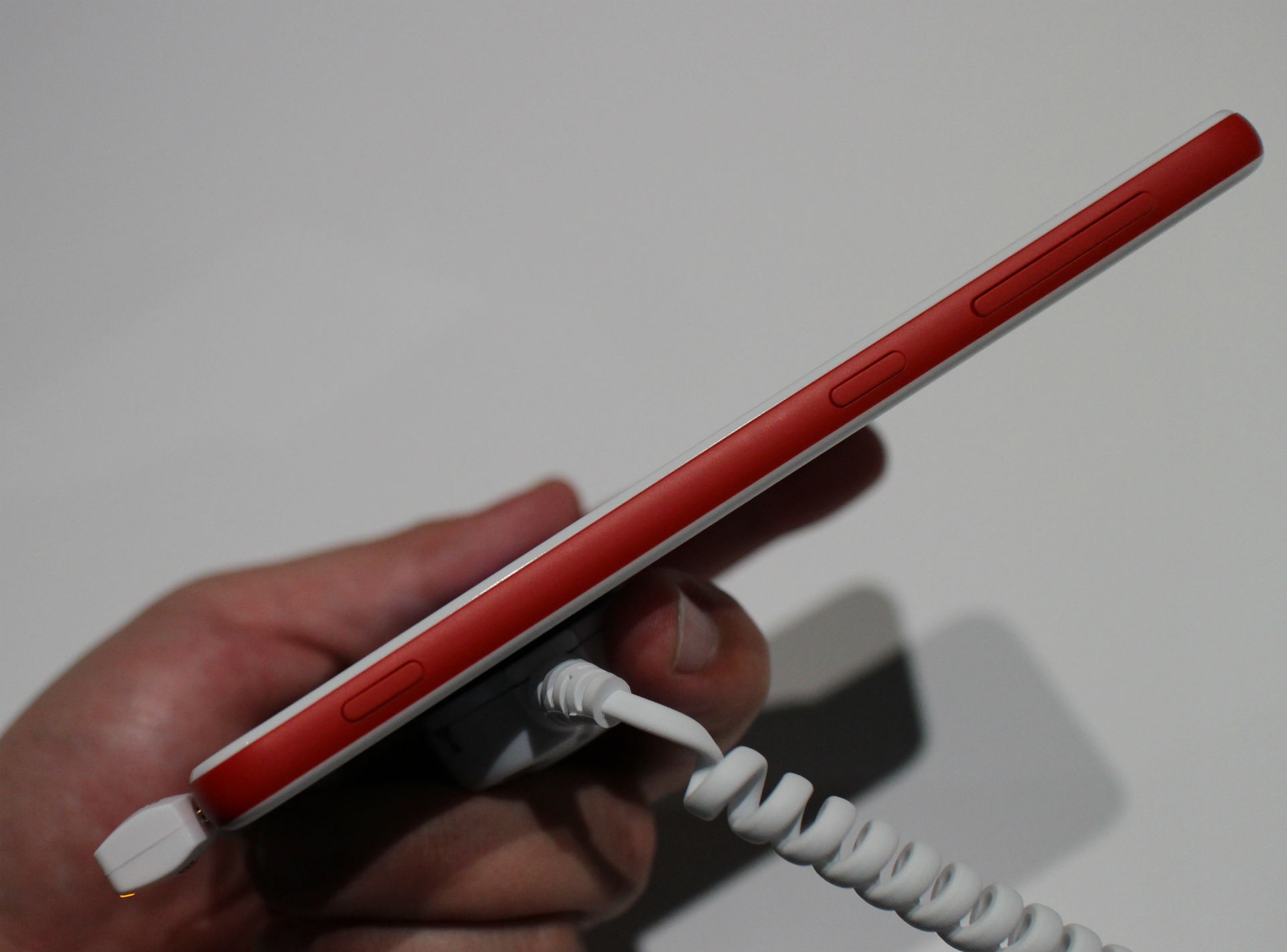 Thiết kế của Desire Eye khá mỏng, với chiều dày 8,5 mm, cùng cách phối màu trẻ trung. Máy vẫn sở hữu thiết kế nguyên khối.