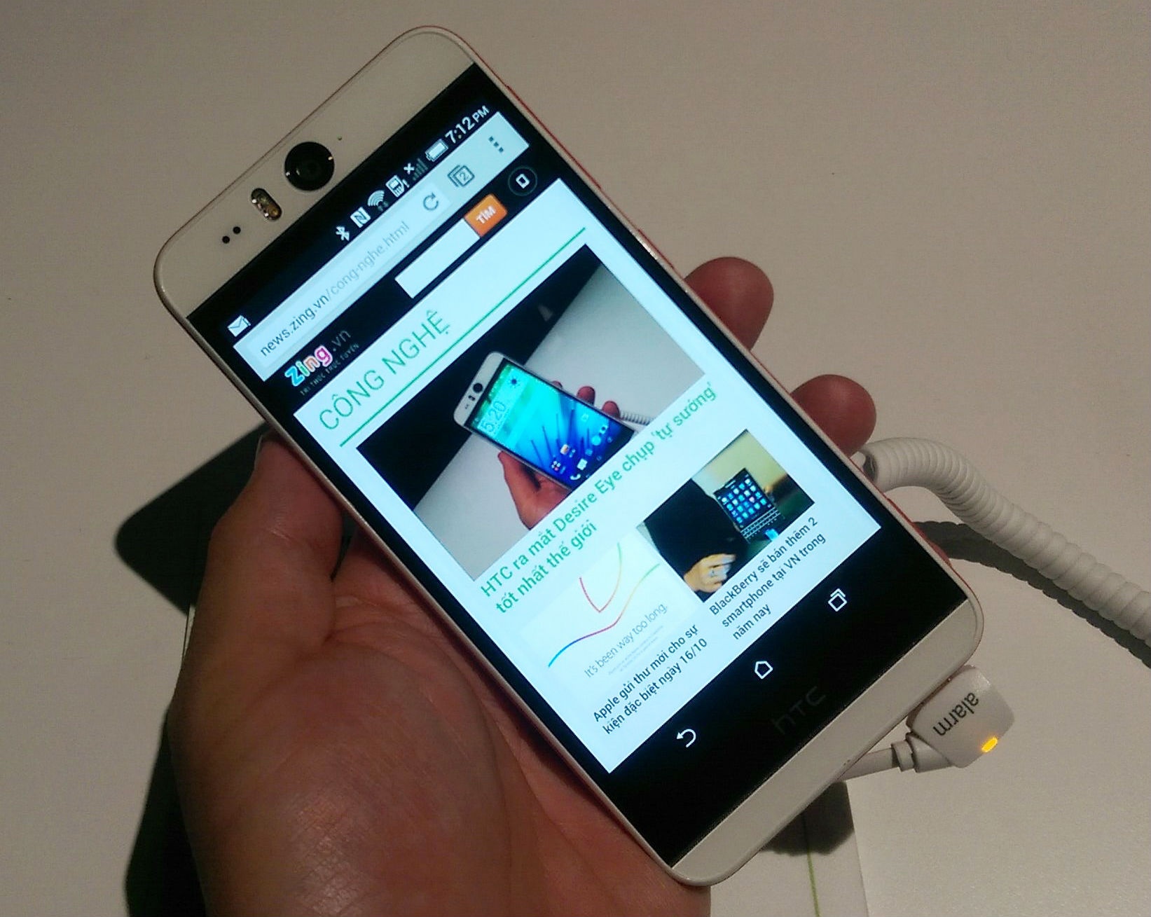 Anh thuc te HTC Desire Eye voi camera truoc 13 megapixel hinh anh