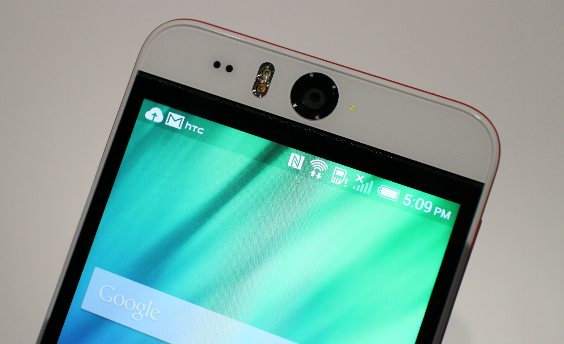 Máy gây ấn tượng mạnh khi được trang bị camera trước 13 megapixel cùng đèn flash kép, tương tự như ở mặt sau.