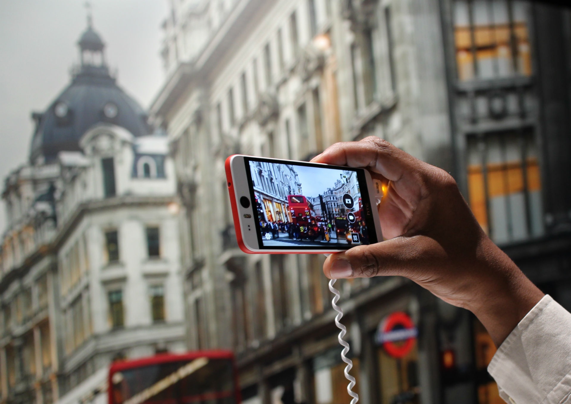 Điểm nhấn đáng chú ý nhất ở mẫu máy này là khả năng chụp ảnh, đặc biệt là ảnh selfie, do đó HTC đã phát triển bộ phần mềm Eye Experience với nhiều tính năng chụp ảnh thú vị.