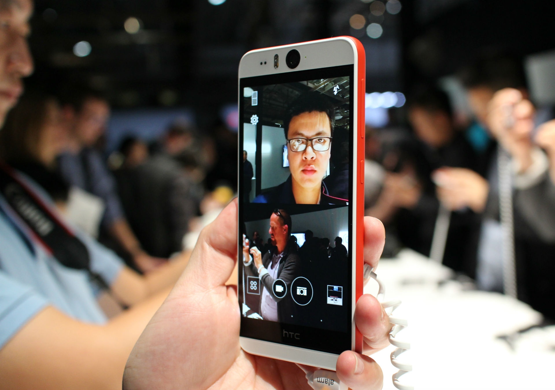 Đây là tính năng Split Capture, chia đôi khung hình để chụp đồng thời bằng cả camera trước và sau.