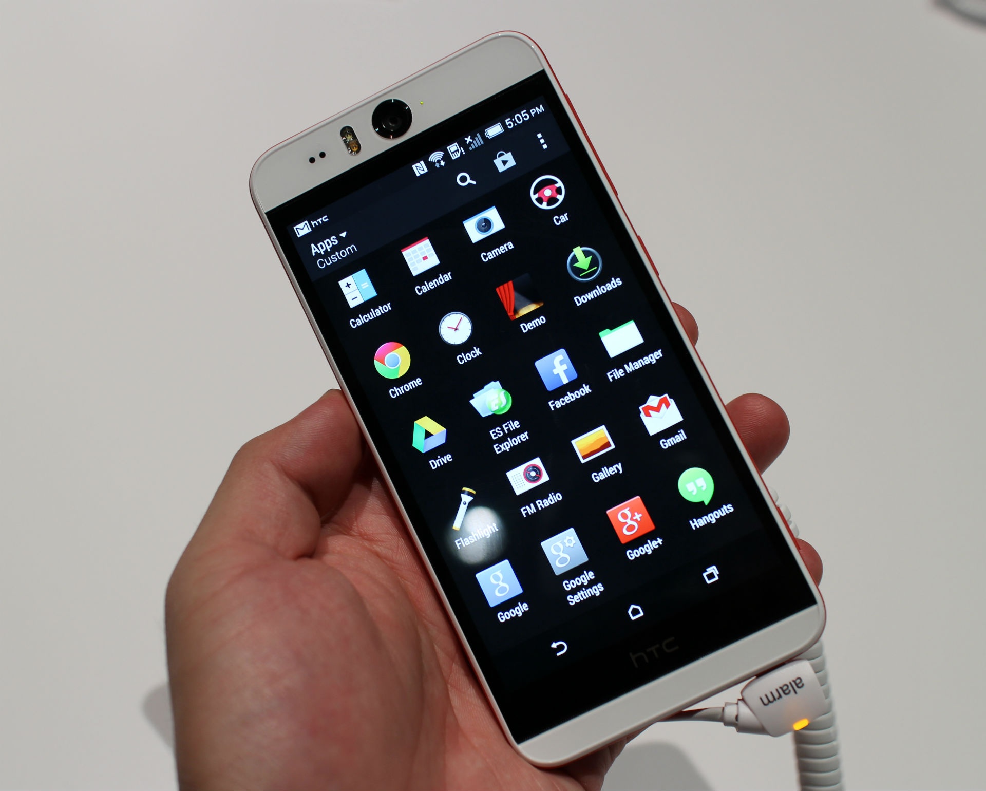 Máy được trang bị màn hình 5,2 inch Full HD 1080p, chip lõi tứ Qualcomm Snapdragon 800 2,3 GHz, RAM 2 GB, bộ nhớ 16 GB, hỗ trợ thẻ nhớ lên tới 128 GB, cùng giao diện Sense quen thuộc.